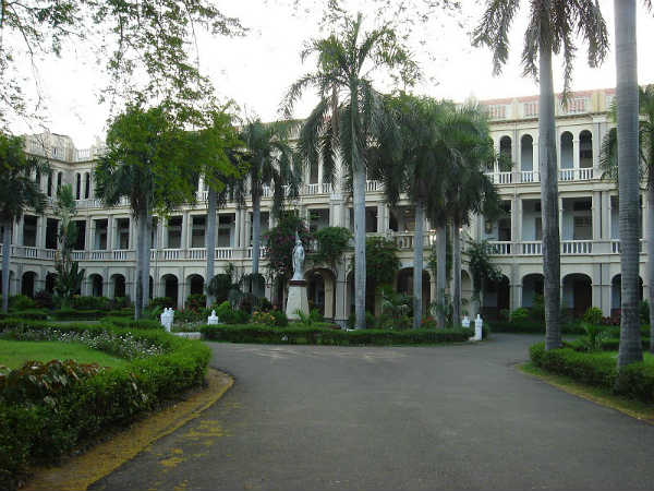 4.लोयोला कॉलेज-