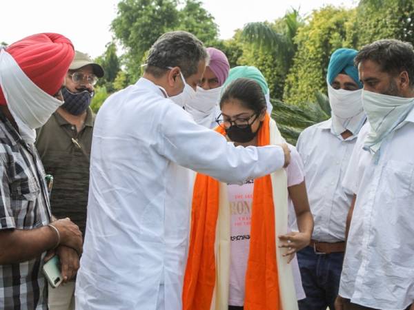 Punjab Board 12th Topper 2020: पंजाब के शिक्षा मंत्री ने 12वीं टॉपर जशनप्रीत कौर को किया सम्मानित Punjab Board 12th Topper 2020: पंजाब के शिक्षा मंत्री ने 12वीं टॉपर जशनप्रीत कौर को किया सम्मानित