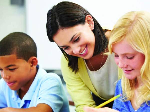 What is the relation between teachers and students in hindi