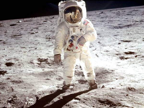 Moon Day 2021 History Significance Facts: चांद पर पहला कदम रखने वाले नील आर्मस्ट्रांग की कहानी Moon Day 2021 History Significance Facts: चांद पर पहला कदम रखने वाले नील आर्मस्ट्रांग की कहानी