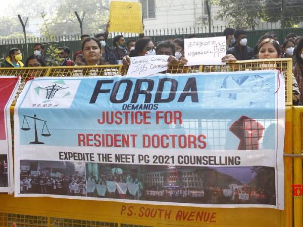 NEET PG Counselling 2021 Latest News नीट पीजी काउंसलिंग में होगी देरी, डॉक्टर्स की हड़ताल जारी NEET PG Counselling 2021 Latest News नीट पीजी काउंसलिंग में होगी देरी, डॉक्टर्स की हड़ताल जारी