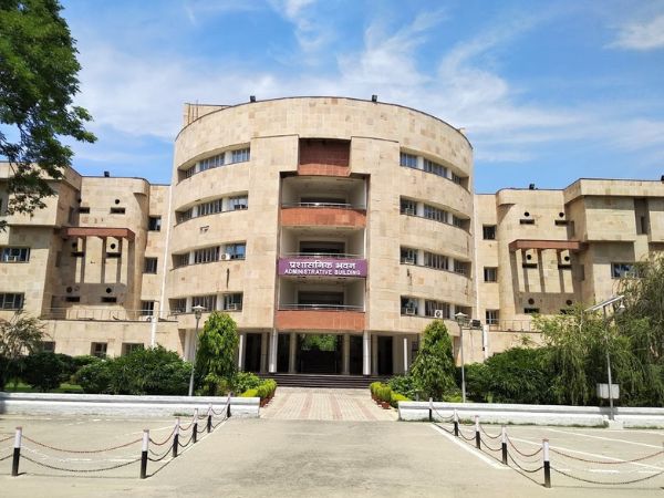10. मोतीलाल नेहरू नेशनल इंस्टीट्यूट ऑफ टेक्नोलॉजी