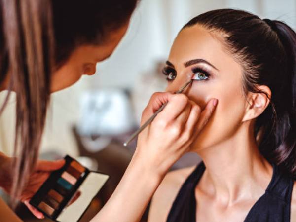 सर्टिफिकेट इन ब्यूटिशियन एंड मेकअप (Certificate in Beautician and Makeup) सर्टिफिकेट इन ब्यूटिशियन एंड मेकअप (Certificate in Beautician and Makeup)