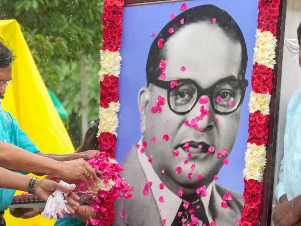 Constitution Day 2022: संविधान के जनक और शिल्पकार कहे जाने वाले बीआर अंबेडकर जी के टॉप कोट्स Constitution Day 2022: संविधान के जनक और शिल्पकार कहे जाने वाले बीआर अंबेडकर जी के टॉप कोट्स