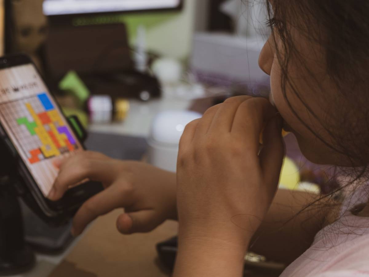 Parenting Tips बच्चे को मोबाइल फोन से कैसे रखें दूर, ये हैं 7 सिंपल